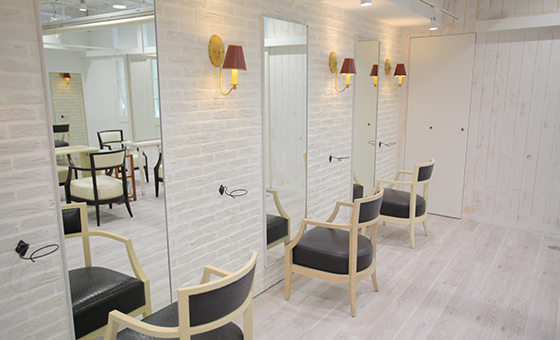 渋谷駅徒歩８分のパウダールーム利用できるメイクルームサロン アリーズヘアー青山
